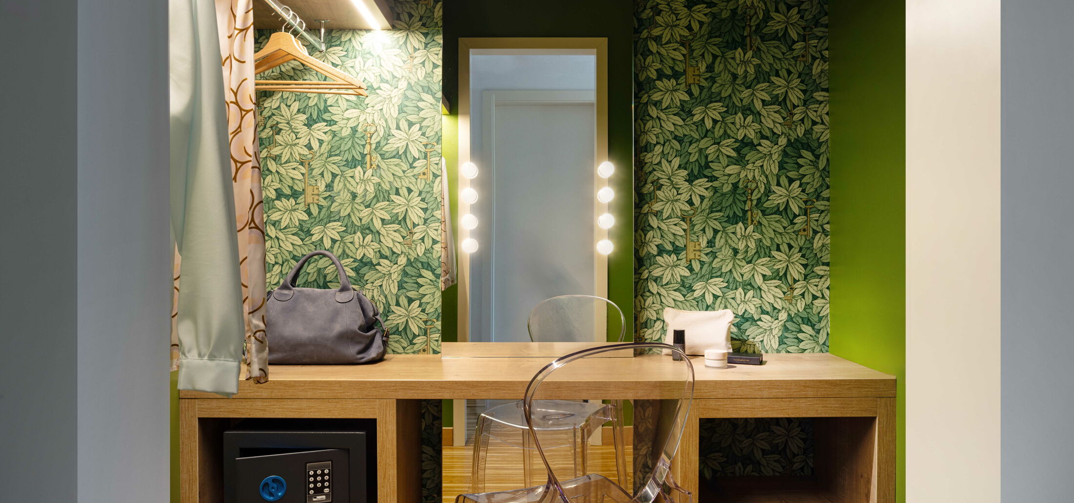 Oasi Junior Suite - Think of an oasis where you can feel well: through design, every detail in this suite tells the story of the Astoria Resort park