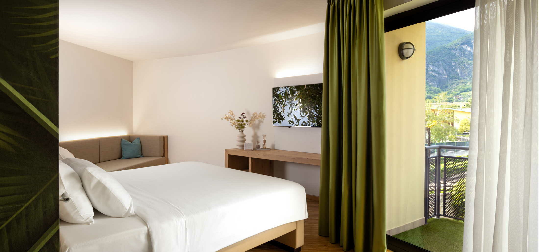 Park Junior Suite - In der Park Junior Suite erleben Sie die umgebende Natur hautnah: Entspannen Sie sich auf dem grünen Balkon und genießen Sie den Blick auf den Park.