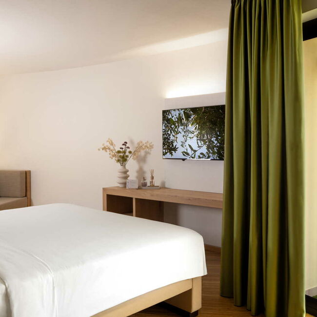 Park Junior Suite - In der Park Junior Suite erleben Sie die umgebende Natur hautnah: Entspannen Sie sich auf dem grünen Balkon und genießen Sie den Blick auf den Park.