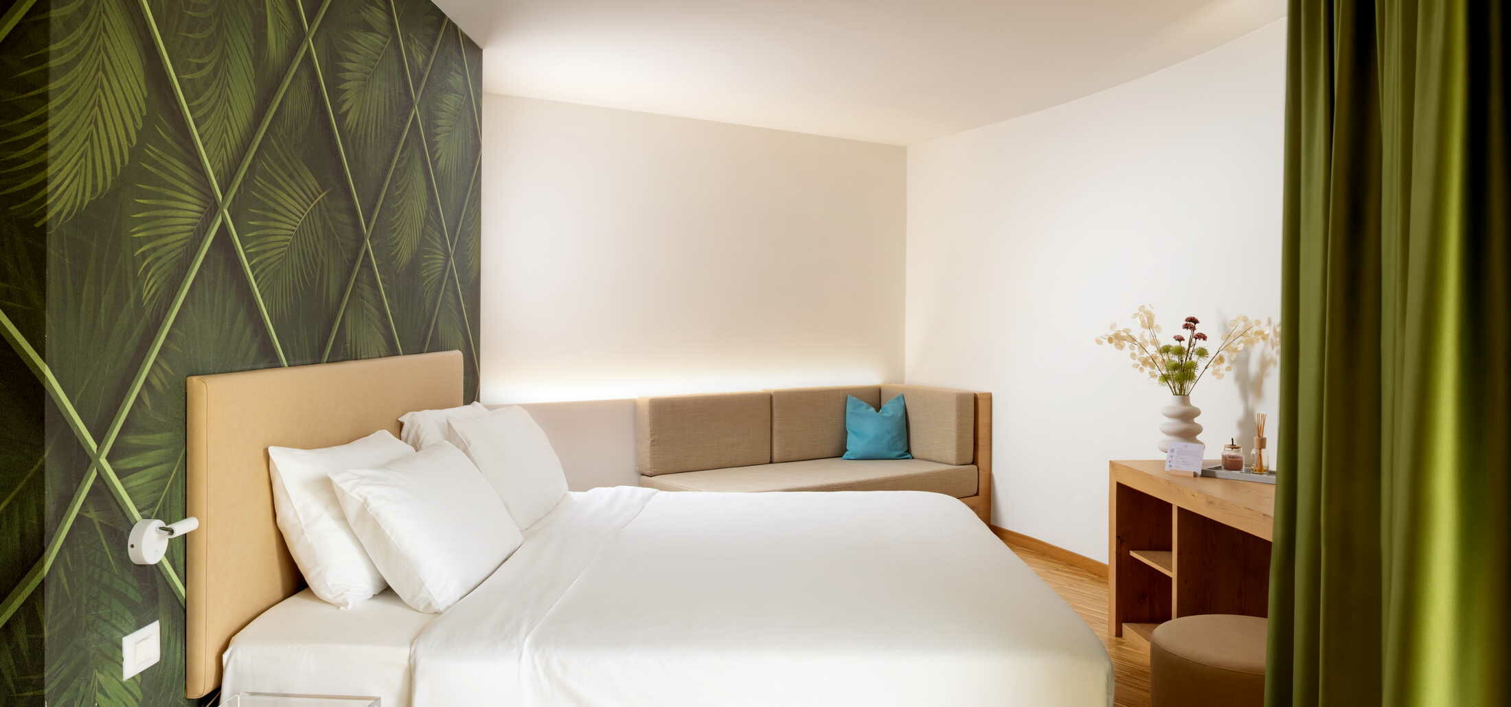 Park Junior Suite - In der Park Junior Suite erleben Sie die umgebende Natur hautnah: Entspannen Sie sich auf dem grünen Balkon und genießen Sie den Blick auf den Park.