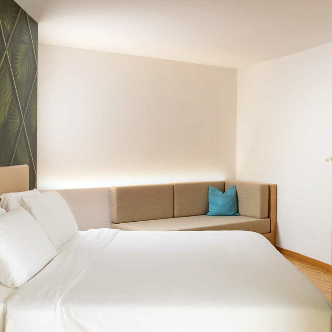 Park Junior Suite - In der Park Junior Suite erleben Sie die umgebende Natur hautnah: Entspannen Sie sich auf dem grünen Balkon und genießen Sie den Blick auf den Park.