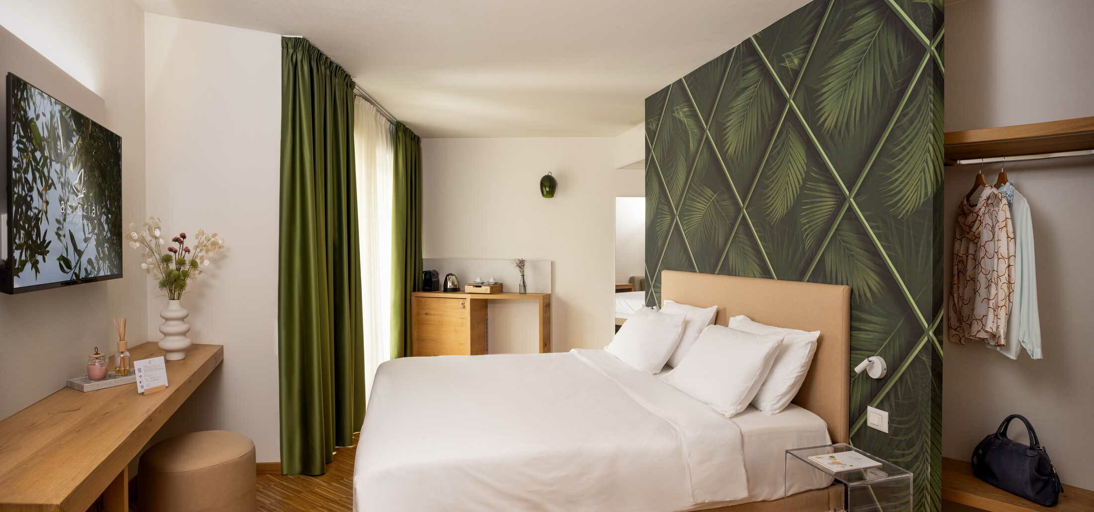 Park Junior Suite - In der Park Junior Suite erleben Sie die umgebende Natur hautnah: Entspannen Sie sich auf dem grünen Balkon und genießen Sie den Blick auf den Park.