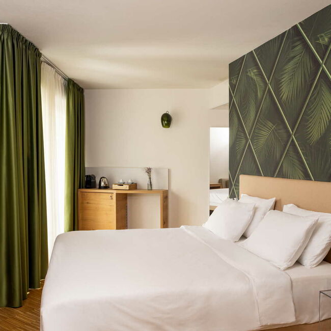 Park Junior Suite - In der Park Junior Suite erleben Sie die umgebende Natur hautnah: Entspannen Sie sich auf dem grünen Balkon und genießen Sie den Blick auf den Park.