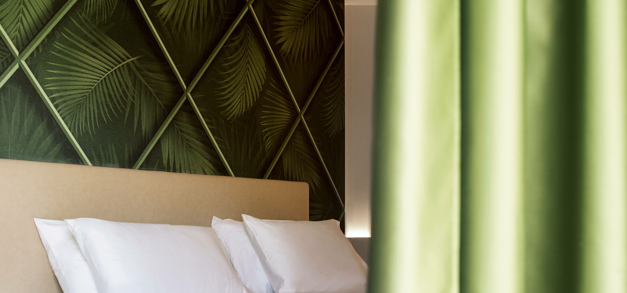 Park Junior Suite - In der Park Junior Suite erleben Sie die umgebende Natur hautnah: Entspannen Sie sich auf dem grünen Balkon und genießen Sie den Blick auf den Park.