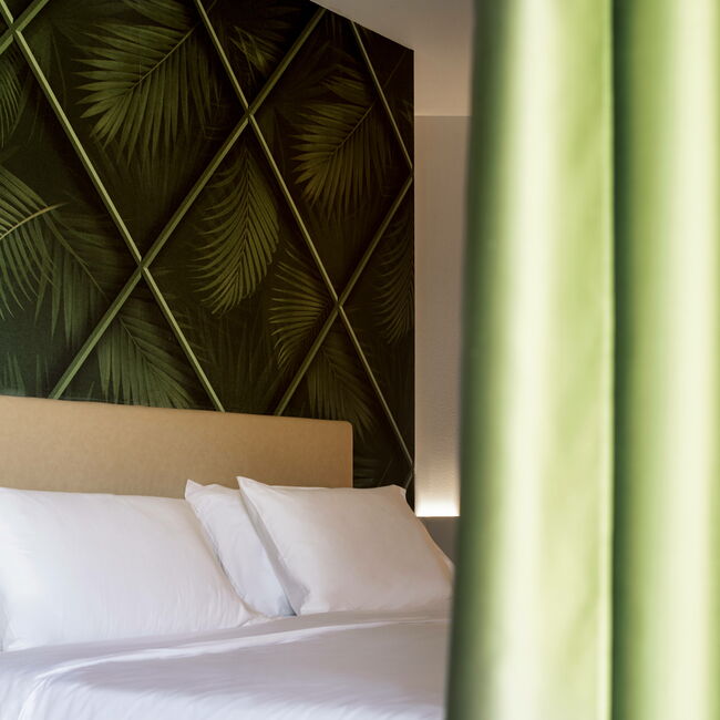 Park Junior Suite - In der Park Junior Suite erleben Sie die umgebende Natur hautnah: Entspannen Sie sich auf dem grünen Balkon und genießen Sie den Blick auf den Park.