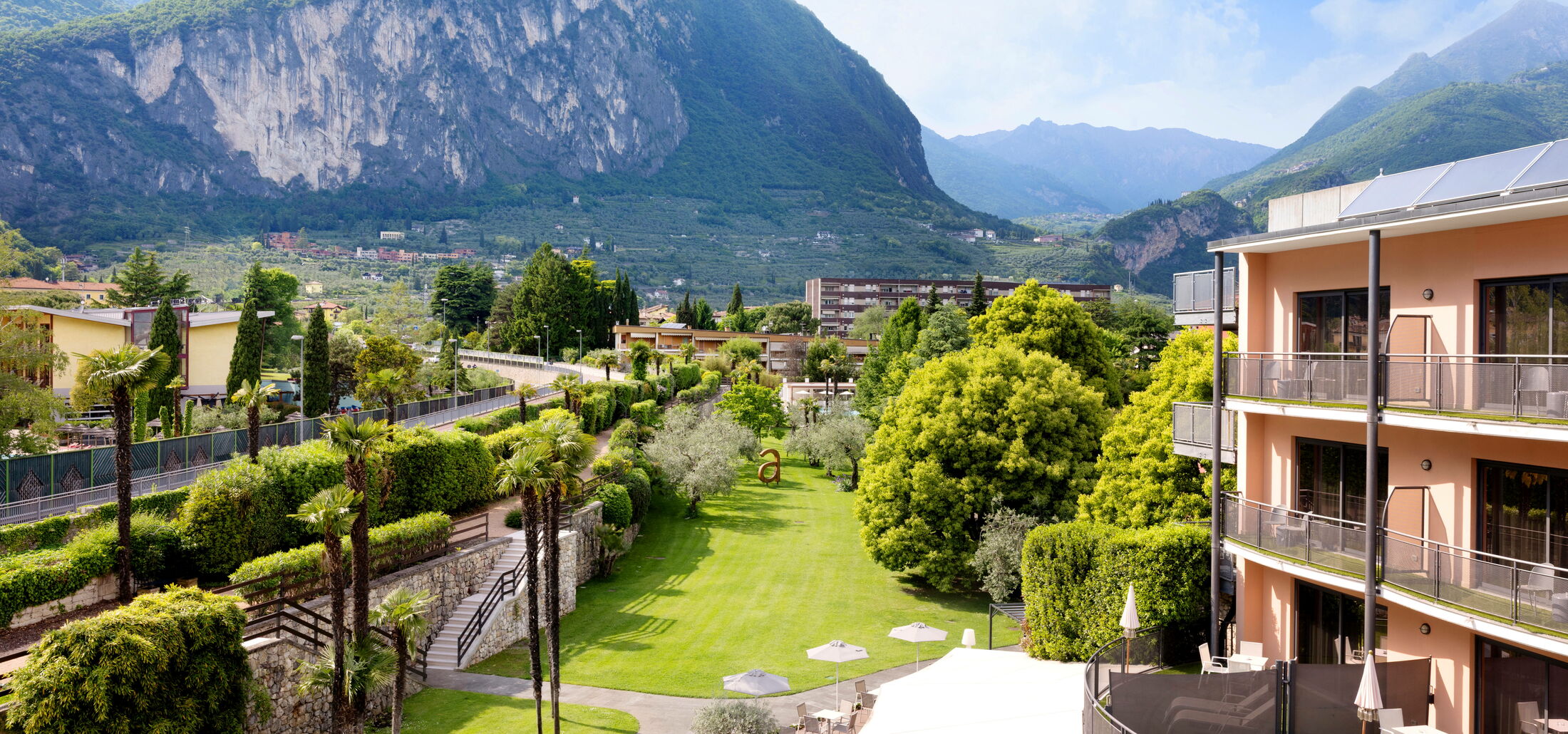 Park Junior Suite - In der Park Junior Suite erleben Sie die umgebende Natur hautnah: Entspannen Sie sich auf dem grünen Balkon und genießen Sie den Blick auf den Park.