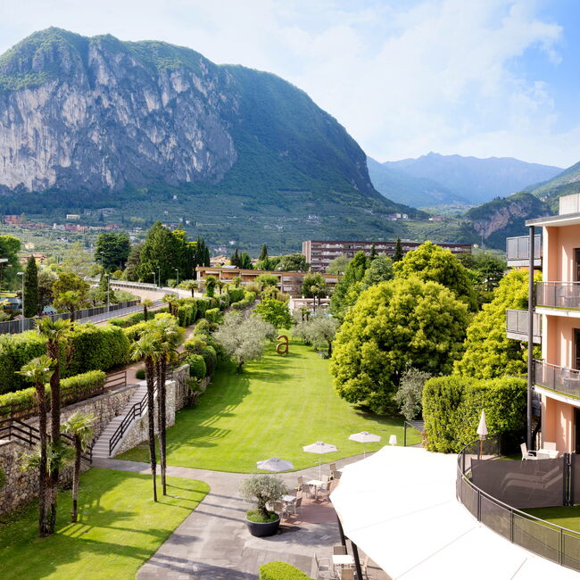 Park Junior Suite - In der Park Junior Suite erleben Sie die umgebende Natur hautnah: Entspannen Sie sich auf dem grünen Balkon und genießen Sie den Blick auf den Park.